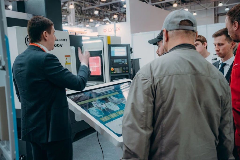 Touch стол демонстрирует продукцию DM Technologies на выставке по металлообработке NMF-2023