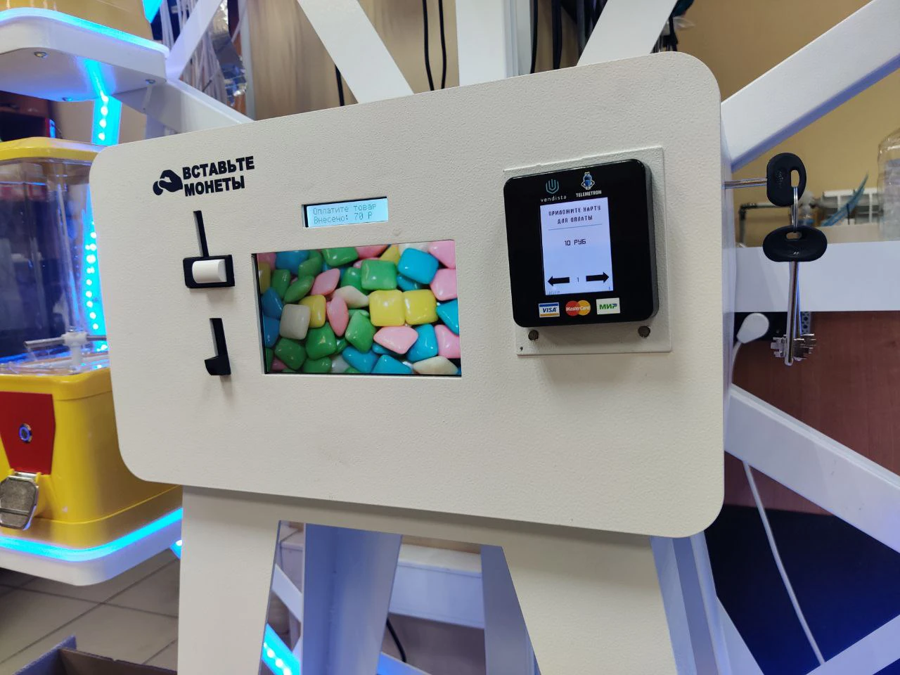 Новый торговый автомат с игрушками MiniShop Колесо: все способы оплаты Новый торговый автомат с игрушками MiniShop Колесо: все способы оплаты